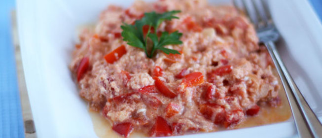 Миш-маш (блюдо из поджаренных яиц, брынзы, свежего перца и специй)