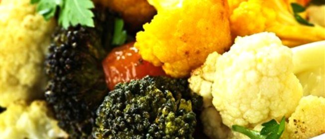 Цветная капуста и брокколи с чесноком, запеченные в духовке