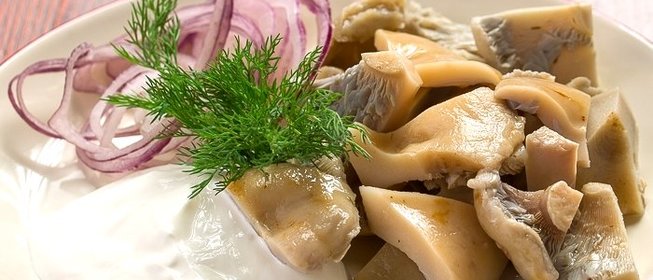 Соленые грибы со сметаной