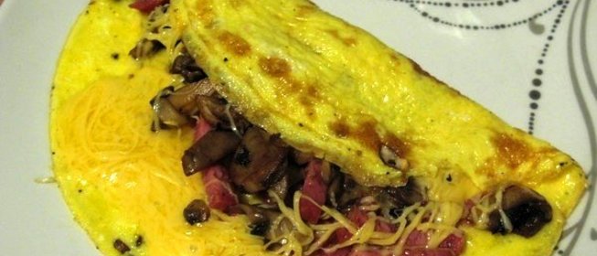 Омлет с лисичками и колбасой