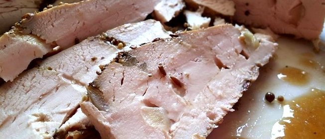 Куриная «буженина» в специях, нашпигованная чесноком