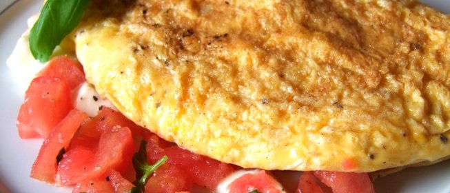 Омлет на сковороде с молоком