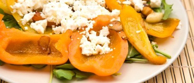 Жареные желтые чили на гриле с фетой и орегано