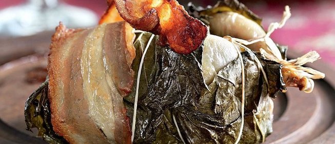 Перепелки в виноградных листьях