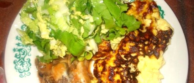 Омлет с салатом и килькой