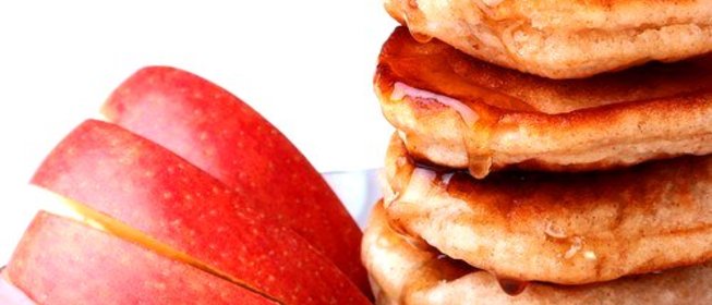 Оладьи манные с яблоками и изюмом