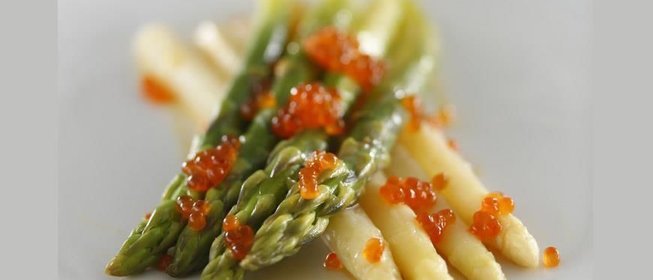 Спаржа под яичным соусом с красной икрой