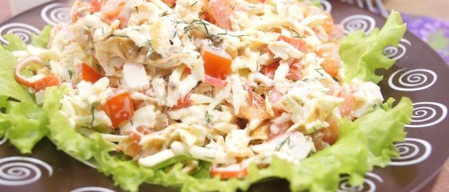 Салат с крабовыми палочками и яичными блинчиками