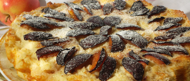 Сладкая запеканка с яблоками и сливами