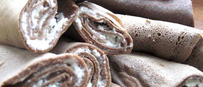 Шоколадно-кофейные блины с творожной начинкой