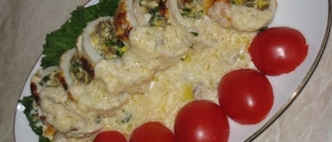 Кальмары, фаршированные грибами и омлетом