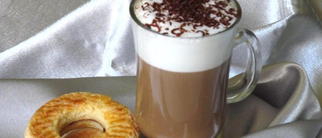 Кофе с молочной пенкой и тёртым шоколадом