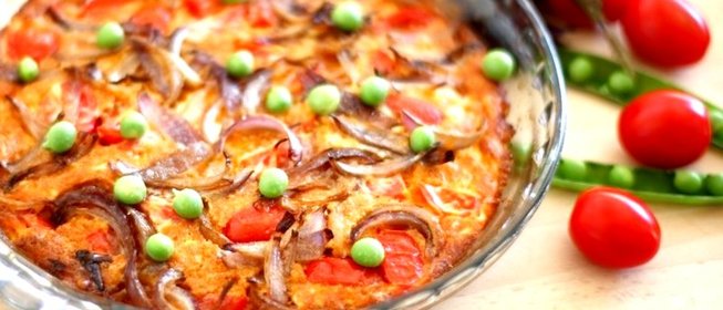 Омлет с чоризо, овсяным молоком, помидорами черри и зеленым горошком