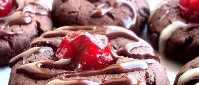 Шоколадное печенье с вишней