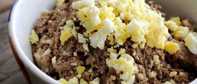 Печеночный салат с яйцом, сыром и чесноком