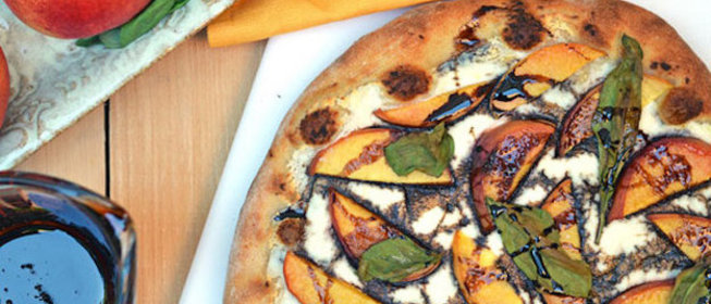 Пицца с персиками