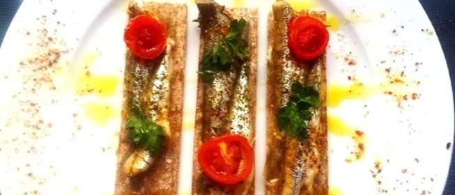 Корюшка с каперсами и помидорами черри