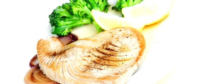 Быстро обжаренный тунец