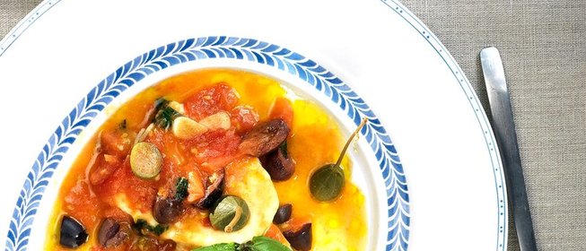 Теплый домашний сыр в соусе из помидоров и оливок