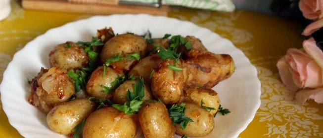 Ароматный молодой картофель обжаренный с луком