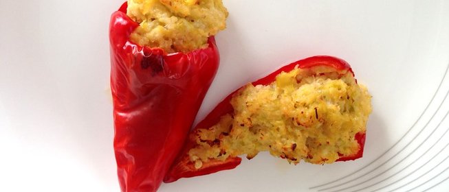 Перцы чили, фаршированные яйцами, пореем и креветками