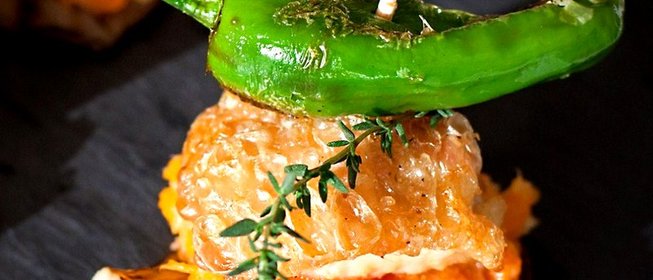 Пинчосы (тапас) из перца падрон, куриных крыльев, вешенок, пастернака и моркови