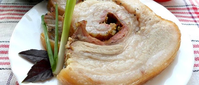 Сало отварное с чесноком и специями