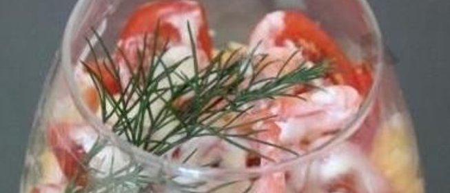 Порционный салат в креманках сыр яйца креветки помидоры