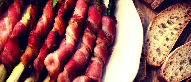 Спаржа, запеченная в беконе