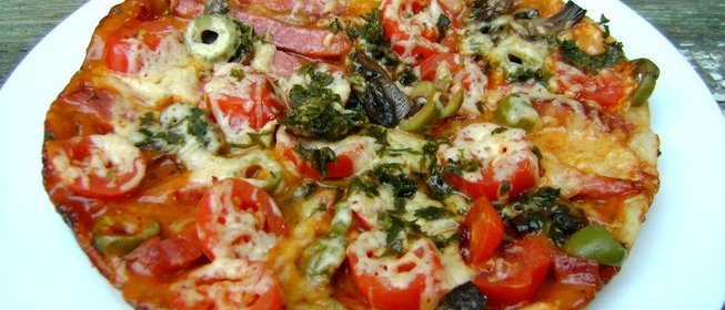 Пицца с салями и шампиньонами в мультиварке
