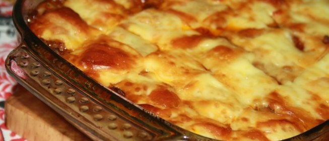 Картофельная запеканка с говяжьим фаршем, пекинской капустой, кабачками и сыром сулугуни