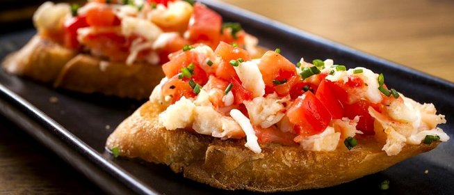 Брускетта с камчатским крабом
