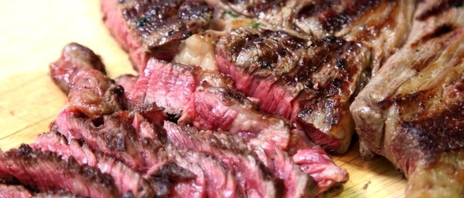 Говядина с картофельным пюре, шпинатом и ягодным соусом