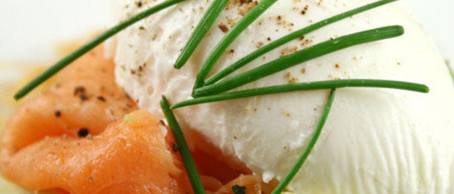 Закуска из авокадо с семгой с яйцами-пашот