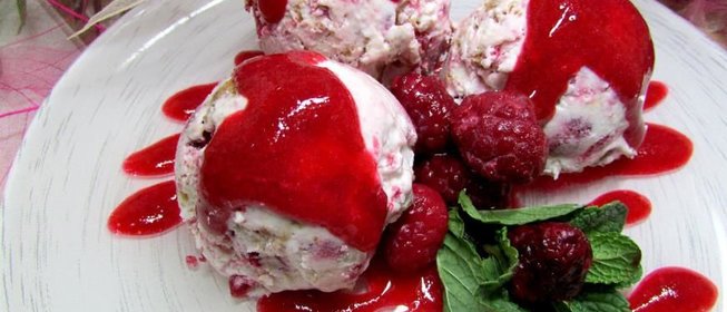 Семифредо из рикотты с малиной и миндальным печеньем