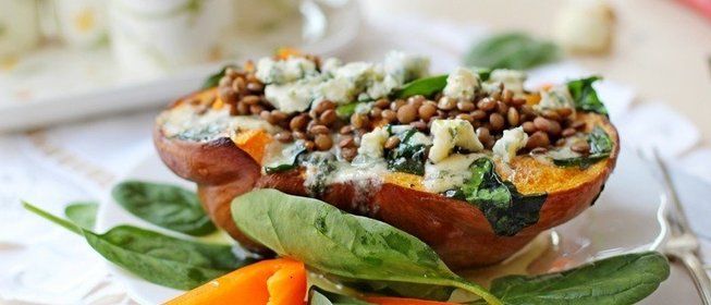 Тыква, запеченная с чечевицей, шпинатом и сыром