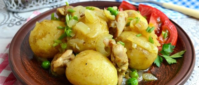 Отварной молодой картофель с жареной курицей, луком и горошком