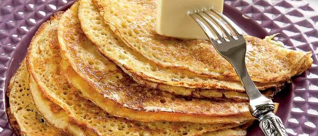 Дрожжевые блины со взбитыми сливками