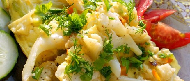 Цветная капуста с овощами и яйцами