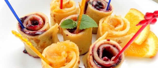 Блинные рулетики с джемом на шпажках