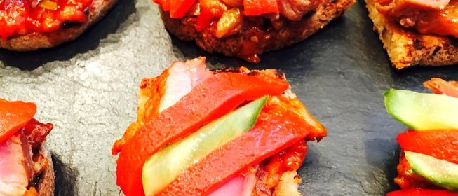 Тапас с копченой уткой и соленным огурцом