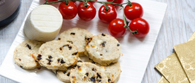 Овсяное печенье с козьим сыром и вялеными томатами