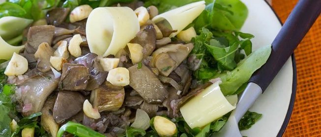 Теплый грибной салат с фундуком и пекорино