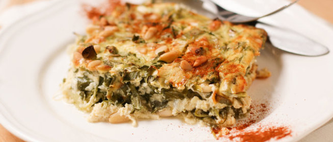 Сырная запеканка с рукколой и кедровыми орешками