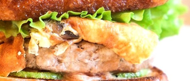 Бургер на тостовом хлебе с цукини, омлетом с шампиньонами и заправкой из домашнего майонеза