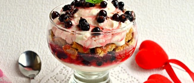 Творожный десерт с черной смородиной и печеньем