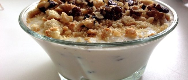 Творожно-сметанный десерт с печеньем и орехами