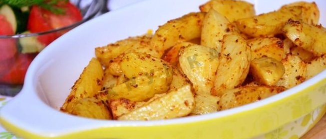 Картофель запеченный с чесноком в духовке