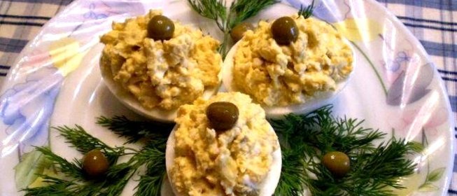 Яйца фаршированные зеленым горошком