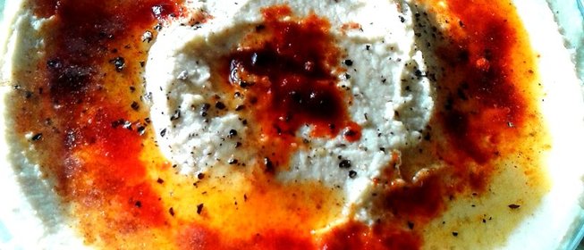 Хумус с кунжутной пастой, кумином, чесноком, лимонным соком и оливковым маслом